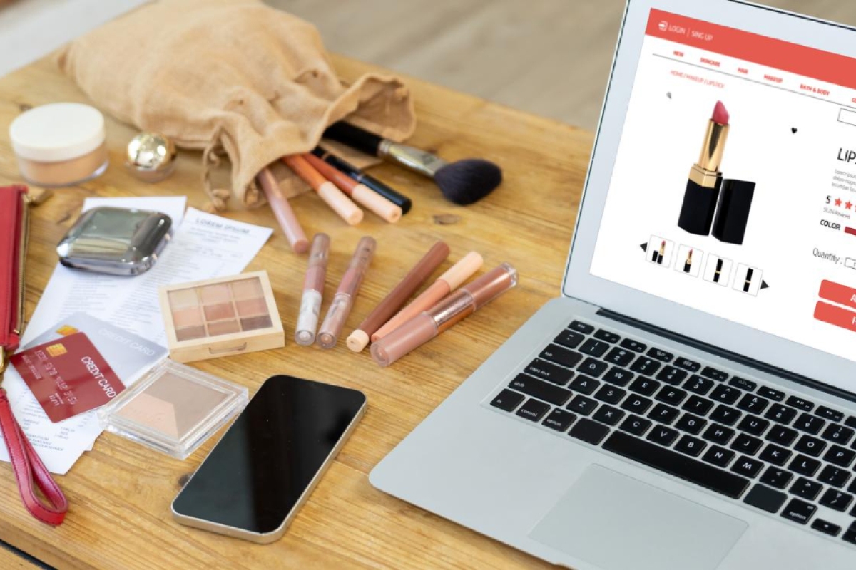 Jak bezpiecznie kupować kosmetyki online? Przewodnik dla konsumentów